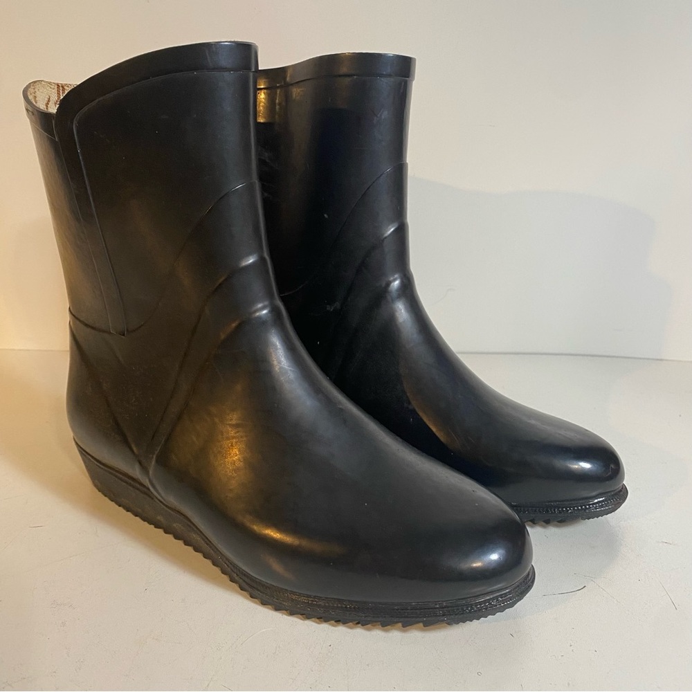 Vintage Black Rubber Above Ankle Rain Boats
Size 37 US 6.5 Finland